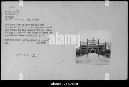 USMC und vietnamesische Gebäude und Bunker, fotografiert am 9. Februar 1967. Das Bild zeigt den Mondzeitpalast in der Lin Hoo Pagode, wo der Kaiser seine Wache auf dem Paradefeld beobachtete. Das Foto wurde während eines kulturellen Entwicklungsprogramms als Teil der Bemühungen um die Entwicklung der Stadt aufgenommen. Stockfoto