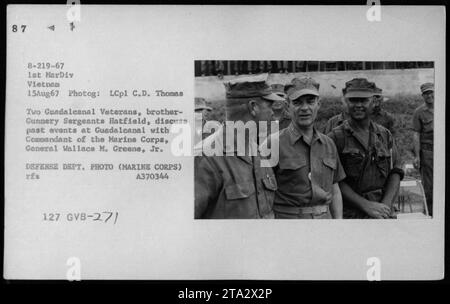 Gunnery Sergeants Hatfield, beide Guadalcanal Veteranen, diskutieren vergangene Ereignisse in Guadalcanal mit dem Kommandanten des Marine Corps, General Wallace M. Greene, Jr. Das Foto wurde am 15. August 1967 während des Vietnamkrieges aufgenommen. Stockfoto