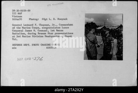 General Leonard F. Chapman Jr., Kommandant des Marine Corps, gratulierte Lance Corporal James W. Consaul bei den Bronze Star Präsentationen, die am 10. Januar 1970 im Hauptquartier der 3. Marine Division in Quang Tri, Vietnam, stattfanden. Stockfoto