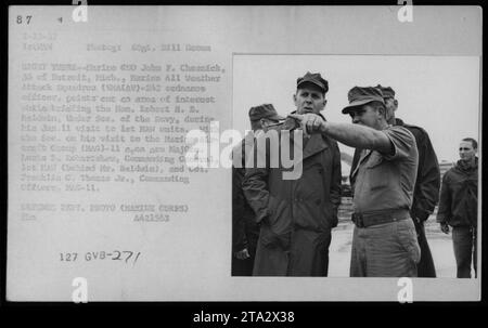 Offiziere und Beamte, darunter Hubert Humphrey, General William Westmoreland und Sen Harry F Byrd, sind auf diesem Bild aus dem Jahr 1967 zu sehen. Marine CO John F. Cheanick, ein Kampfoffizier von ARA-242, weist auf einen Bereich von Interesse für Under SEC hin. Robert H. B. Baldwin während seines Besuchs bei MAW. Ebenfalls anwesend sind NajGen. Louis B. Robertshew und Colonel Franklin C. Thomas Jr. von den Marines. Dieses Foto wurde während der Begehung der Marina Aircraft Group (MHAG)-11 aufgenommen. Stockfoto