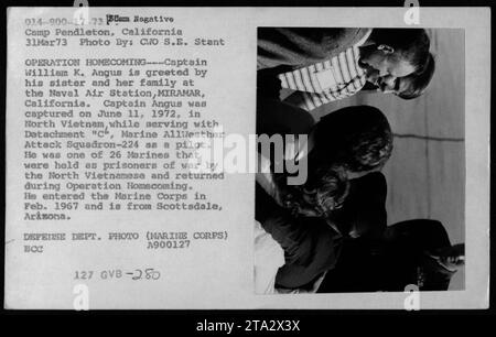 Kapitän William K. Angus, ein Pilot der Marine All-Weather Attack Squadron-224, wird von seiner Schwester und ihrer Familie auf der Naval Air Station Miramar, Kalifornien, begrüßt. Captain Angus wurde am 11. Juni 1972 in Nordvietnam gefangen genommen und gehörte zu den 26 Marines, die von den Nordvietnamesen als Kriegsgefangene festgehalten wurden und während der Operation Homecoming am 31. März 1973 zurückgeführt wurden. Stockfoto