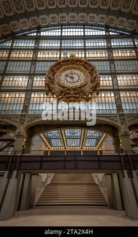 Paris, Frankreich - 11 08 2023: Museum Orsay. Blick auf die Goldene Uhr von der Haupthalle des Museums Stockfoto