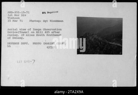Die Luftaufnahme zeigt den abgerissenen Turm der Bildbeobachtungsvorrichtung auf dem Hügel 425, 19 Meilen SSW von da Nang, fotografiert von Sgt. Kissmann von der 1. Marine-Division am 15. März 1971 während des Vietnamkriegs. Stockfoto