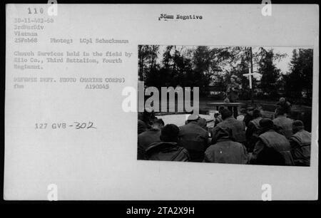 Marines der Kilo Company, drittes Bataillon, Viertes Regiment, nehmen während des Vietnamkrieges an einem Gottesdienst Teil. Dieses Bild wurde am 25. Februar 1968 aufgenommen und zeigt die religiösen Aktivitäten der Truppen an ihrer Basis in Vietnam. Stockfoto