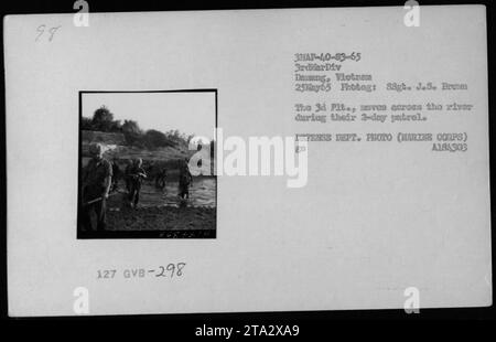 Reformierte Viet Cong Soldaten, bekannt als Kit Carson Scouts, ziehen während einer zweitägigen Patrouille am 25. Mai 1965 über den Fluss. Das Foto, aufgenommen von SSgt. J.S. Brom, erfasst die Aktivitäten des 3. Zuges von der 3. Marine Division. Dieses Bild ist Teil der Sammlung von Fotografien des Verteidigungsministeriums aus dem Vietnamkrieg. Stockfoto