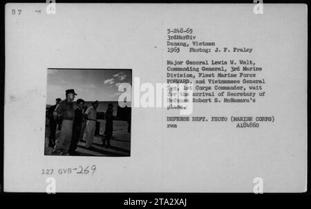 Generalmajor Lewis W. Walt, Commanding General, 3rd Marine Division, und vietnamesischer General Tee, 1st Corps Commander, warten auf die Ankunft des Flugzeugs von Verteidigungsminister Robert S. McNamara in Danang, Vietnam, 1965. Dieses Foto ist ein offizielles Foto des Verteidigungsministeriums, aufgenommen von J. F. Fraley. Stockfoto