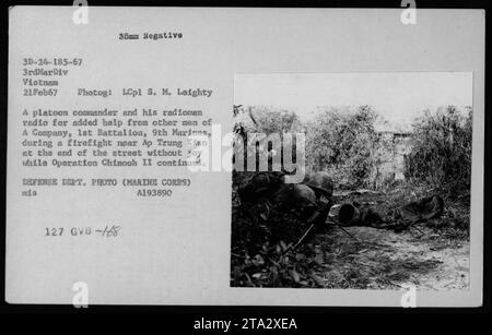 Am 21. Februar 1967, in der Nähe von AP Trung Kien, ein Platoon-Kommandant und Radioman Einer Kompanie, 1. Bataillon, 9. Marines um Unterstützung bei einem Feuergefecht in Operation Chinooh II. Die Szene wurde von LCpl S.M. Leighty für das Verteidigungsministerium des Marine Corps fotografiert. Stockfoto