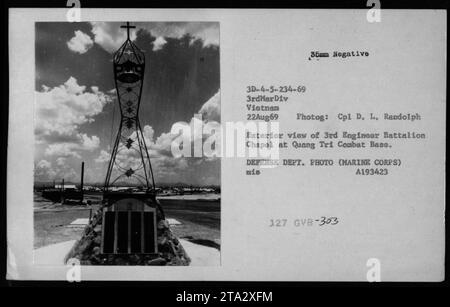 Außenansicht der Kapelle des 3. Ingenieur-Bataillons auf der Quang Tri Combat Base in Vietnam. Das Foto, aufgenommen am 22. August 1969, zeigt Terence Kardinal Cooke, der eine religiöse Zeremonie durchführt. Das Bild zeigt die bedeutende Rolle der Religion bei der spirituellen Unterstützung des amerikanischen Militärs während des Vietnamkriegs. Stockfoto