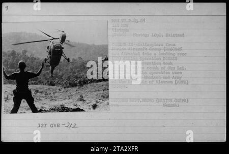 „Hubschrauber der Marine Aircraft Group (AG) 036 werden während des Flugbetriebs DOUBLE FACIE am 9. Februar 1966 in eine Landezone geleitet. Die Operation fand 40 Meilen südlich von Chu Lai statt und beteiligte sich an US-Marines und Armee der Republik Vietnam (ARVN). Foto des Verteidigungsministeriums (Marthe Cores), LCpl. Halstead.“ Stockfoto