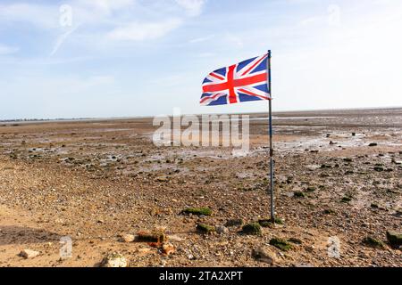 Union Jack fliegt am Strand Stockfoto