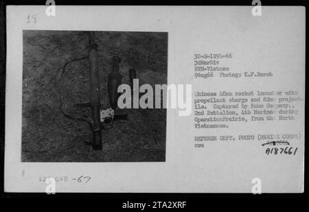 "Faktenunterschrift für Foto: Eine gefangengenommene Waffe, ein chinesischer Raketenwerfer oder mit Treibstoffladung und einem 82-mm-Projektil, fotografiert am 9. August 1966 während der Operation Prairie von E.F. Burch. Es wurde von der Echo Kompanie, 2. Bataillon, 4. Marines aus Nordvietnamesen gefangen genommen. Foto des Verteidigungsministeriums (Marine Corps), Katalognummer A187661. Stockfoto