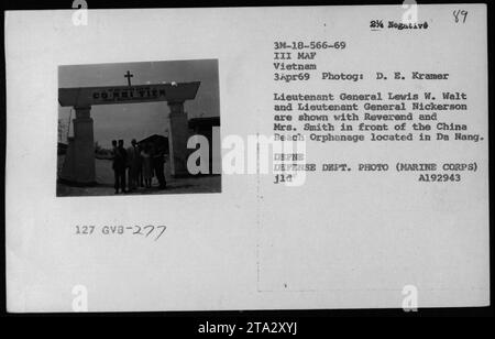 Generalleutnant Lewis W Walt und Generalleutnant Nickerson schließen sich Reverend und Mrs. Smith am 3. April 1969 vor dem China Beach Waisenhaus in da Nang an. Das Foto wurde während des Vietnamkriegs aufgenommen und zeigt Militärbeamte, die mit Zivilisten interagieren. QUELLE: DEFNE DEFENSE DEPT. FOTO (MARINE CORPS) JLD A192943. Stockfoto