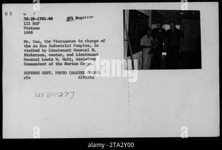 Generalleutnant Lewis W. Walt, Assistant Commandant des Marine Corps, und Generalleutnant H. Nickerson besuchen Mr. Can, den Vietnamesen, der während des Vietnamkriegs für den an Hoa Industrial Complex verantwortlich war. Dieses Foto wurde 1968 aufgenommen und ist Teil der amerikanischen Militäraktivitäten, die während des Krieges dokumentiert wurden. VERTEIDIGUNGSABTEILUNG. FOTO (MARINE CORPS) RFS A192192 7. GVB-277 Stockfoto