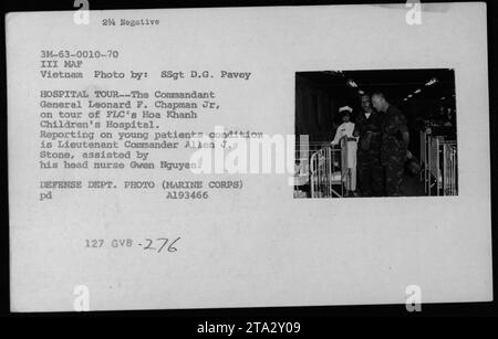 General Leonard F. Chapman Jr., Kommandant des Marine Corps, besucht das Hoa Khanh Kinderkrankenhaus in Vietnam. Leutnant Commander Allen J. Stone berichtet über den Zustand junger Patienten mit Hilfe von Oberschwester Gwen Nguyen. Foto des Verteidigungsministeriums. Stockfoto