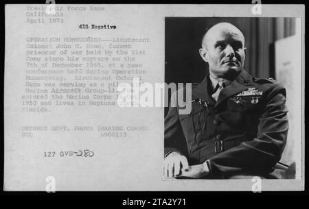 Oberstleutnant John H. Dunn, ein ehemaliger Kriegsgefangener, der seit dem 7. Dezember 1965 von den Viet Cong gehalten wurde, sprach auf einer Pressekonferenz während der Operation Homecoming. Oberstleutnant Dunn diente als Pilot bei der Marine Airersft Group-11 und trat im Oktober 1950 in das Marine Corps ein. Er lebt derzeit in Neptune Beach, Florida. Dieses Foto wurde im April 1973 auf der Travis Air Force Base in Kalifornien aufgenommen. Stockfoto