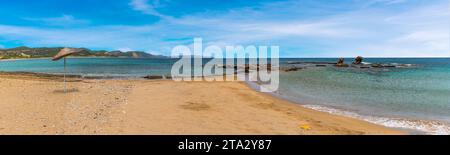 Ein Panorama eines goldenen Strandes mit azurblauem Wasser auf der Karpass-Halbinsel, Nordzypern Stockfoto