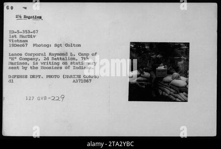 Lance Corporal Raymond L. Camp der 'H' Kompanie, 2. Bataillon, 7. Marines in Vietnam, wird auf Briefpapier der Hoosiers of Indiana geschrieben. Dieses Foto wurde am 19. Dezember 1967 von Sgt Colton aufgenommen und ist mit der ID A 244 negativ ID-5-353-67 1st MarDiv Vietnam beschriftet. Stockfoto