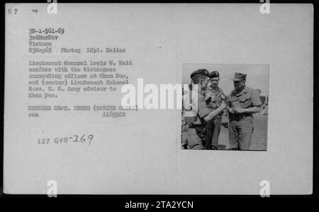 Generalleutnant Lewis W. Walt traf sich zusammen mit Oberstleutnant Ross, einem Berater von Khan, während des Vietnamkriegs mit dem vietnamesischen Befehlshaber von Khan Dua. Ebenfalls anwesend sind Verteidigungsminister Robert McNamara, Vizepräsident Richard Nixon und prominenter Minister Billy Graham im September 1965. Stockfoto