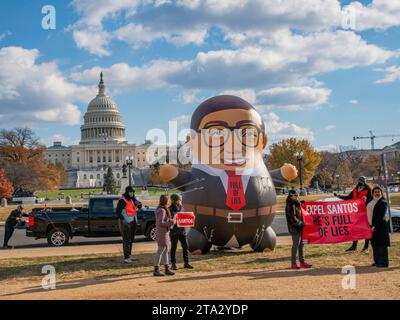 Washington, DC, USA. November 2023. Ein 15 Fuß großer George Santos Ballon, der in der Nähe der US-Hauptstadt in Washington, DC als MoveOn-Organisation platziert wurde, hat diesen Sturm geschaffen und verlangt, dass Santos am 28. November 2023 sofort vom Kongress in Washington, DC, zurücktritt. Quelle: Patsy Lynch/Media Punch/Alamy Live News Stockfoto
