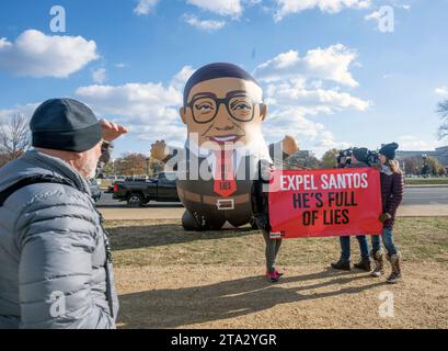 Washington, DC, USA. November 2023. Ein 15 Fuß großer George Santos Ballon, der in der Nähe der US-Hauptstadt in Washington, DC als MoveOn-Organisation platziert wurde, hat diesen Sturm geschaffen und verlangt, dass Santos am 28. November 2023 sofort vom Kongress in Washington, DC, zurücktritt. Quelle: Patsy Lynch/Media Punch/Alamy Live News Stockfoto