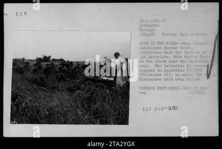 Marinekaplain Leutnant Harris White feiert die Messe für die Marines des 1. Bataillons, 26. Marine-Regiment, im Feld nahe der Totlitenzone während der Operation PRAIRIE (Deckhouse IV). Dieses Foto wurde am 16. September 1966 während des Vietnamkriegs aufgenommen. Stockfoto