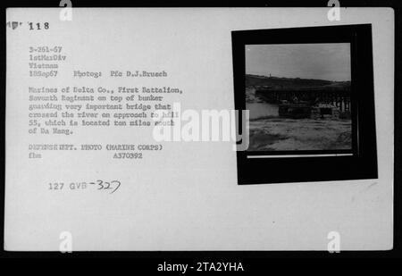 Marines von Delta Co., 1. Bataillon, 7. Regiment, werden gesehen, wie sie eine wichtige Brücke auf einem Bunker bewachen. Das Foto wurde am 18. September 1967 als Teil der amerikanischen Militäraktivitäten während des Vietnamkriegs aufgenommen. Der Bunker befindet sich in der Nähe von Hili 55, 16 km südlich von da Nang. Stockfoto