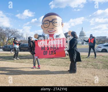 Washington, DC, USA. November 2023. Ein 15 Fuß großer George Santos Ballon, der in der Nähe der US-Hauptstadt in Washington, DC als MoveOn-Organisation platziert wurde, hat diesen Sturm geschaffen und verlangt, dass Santos am 28. November 2023 sofort vom Kongress in Washington, DC, zurücktritt. Quelle: Patsy Lynch/Media Punch/Alamy Live News Stockfoto