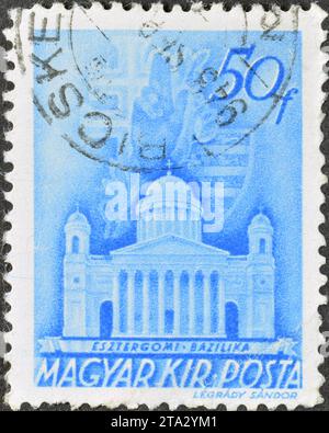 Gestempelte Briefmarke von Ungarn, die die Kathedrale von Esztergom zeigt, um 1943. Stockfoto