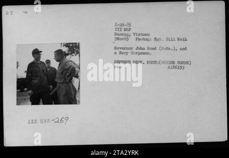 Hochrangige Militärangehörige und politische Persönlichkeiten nehmen an einem Treffen während des Vietnamkriegs Teil. Auf dem Foto sind Verteidigungsminister Robert McNamara, Vizepräsident Richard Nixon und Evangelist Billy Graham im Gespräch zu sehen. Das Treffen fand am 9. November 1965 in Danang, Vietnam, statt. Vertreter der Navy und Gouverneur John Reed von Maine waren ebenfalls anwesend. Stockfoto