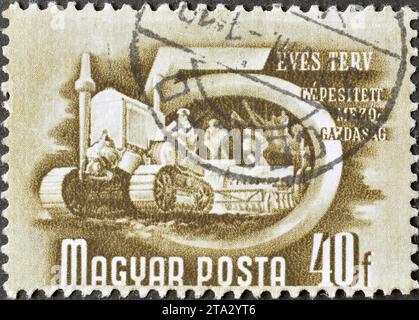 Gestempelte Briefmarke, gedruckt von Ungarn, auf der Mechanisierte Landwirtschaft, Fünfjahresplan, um 1950 gezeigt wird. Stockfoto