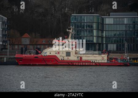 Hamburg, Deutschland 17. März 2023, Ein Feuerwehrschiff im Hamburger Hafen Stockfoto