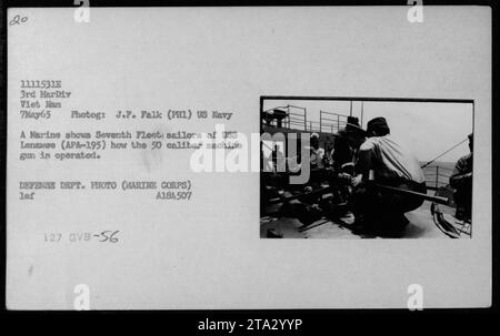 Eine Marine demonstriert am 7. Mai 1965 in Vietnam ein Maschinengewehr des Kalibers .50 an Bord der USS Lenavee (APA-195). Das Foto dokumentiert die militärischen Aktivitäten der USA, die Ausbildung und die Marineoperationen während des Vietnamkriegs. Stockfoto