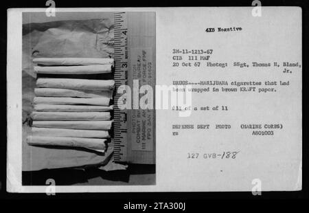 Foto von konfiszierten Drogen und Utensilien aus Auburn, Maine, aufgenommen am 20. Oktober 1967. Es zeigt Marihuana-Zigaretten, die in braunes Kraftpapier gewickelt sind. Das Foto war Teil eines 11er-Sets von SSgt. Thomas N. Bland Jr. vom Combat Information Bureau III Marine Amphibious Force. FOTO DER VERTEIDIGUNGSABTEILUNG (MARINEKORPS) A801003. Stockfoto