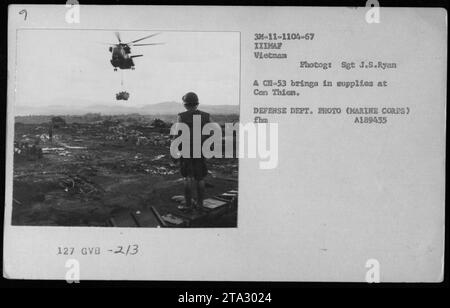 Ein CH-53 Hubschrauber von IIIMAF (Third Marine Aircraft Wing) bringt 1967 Vorräte bei Con Thien in Vietnam ein. Das Foto wurde von Sergeant J.S. Ryan aufgenommen und ist Teil der Sammlung des Verteidigungsministeriums. Stockfoto