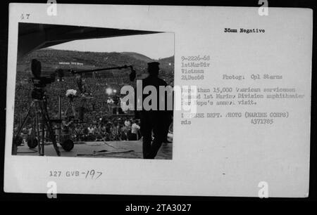 Bildunterschrift: Am 24. Dezember 1968 füllten mehr als 15.000 amerikanische Soldaten das Amphitheater der 1. Marine Division in Vietnam, um Bob Hope jährlich zu besuchen. Dieses Foto von CPL Starns fängt ihre Erwartung ein und unterstreicht die Bedeutung von Unterhaltung für die Stärkung der Moral während des Vietnamkriegs. Dieses Bild ist unter dem Foto des Verteidigungsministeriums (Marine Corps) mit der Referenznummer 4371785 klassifiziert. Stockfoto