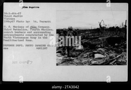 US-Marines von Mike Company, Third Battalion, Fourth Marines, suchen nach Bunkern und Verankerungen, die von der nordvietnamesischen Armee in der entmilitarisierten Zone gebaut wurden. Dieses Foto wurde am 19. Mai 1967 während der Kampfhandlungen aufgenommen. (Foto: Lieutenant Dermott, Verteidigungsministerium) Stockfoto