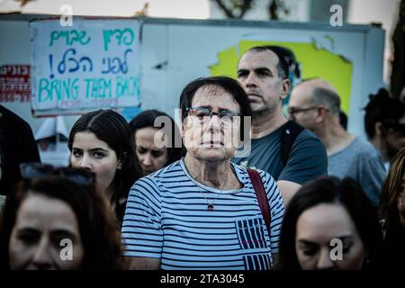 Jerusalem, Israel. November 2023. Eine ältere Frau, die unter Demonstranten gesehen wurde, die sich während einer Kundgebung versammelten, die die Freilassung von 239 Geiseln forderte, die von der Hamas und anderen islamischen radikalen militanten Organisationen in Gaza festgehalten wurden. Die Hamas ließ am Sonntag 17 weitere Geiseln frei, darunter ein amerikanischer Avigail Idan, der am Freitag 4 Jahre alt wurde und sagte, dass er versuchen werde, einen vorübergehenden Waffenstillstand mit Israel zu verlängern, nachdem die derzeitige viertägige Pause beendet ist. Nach dem Abkommen, das letzte Woche erzielt wurde, begann der Waffenstillstand am Freitag und soll bis Montag fortgesetzt werden. Es ist der längste Bruchkampf in Gaza seit dem 7. Oktober, als bewaffnete Männer Stockfoto