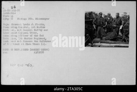 Major General Lewis J. Fields, Commanding General der 1. Marine Division, zusammen mit Colonel Haffey und Oberstleutnant Out, besprechen und besprechen die Verteidigungsvorbereitungen des Strandes bei Chau Thuan während eines Briefings. Dieses Foto, aufgenommen von PFC Mincemoyer, dokumentiert die militärischen Aktivitäten der amerikanischen Streitkräfte in Vietnam. Stockfoto