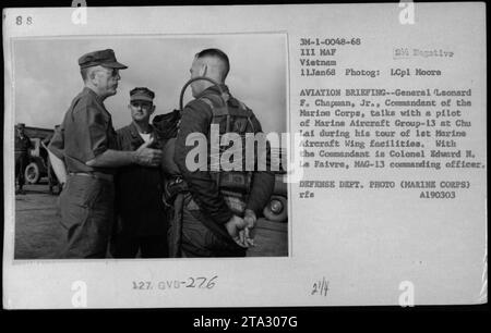 General Leonard F. Chapman Jr., Kommandeur des Marine Corps, besucht Chu Lai, um am 11. Januar 1968 die Einrichtungen des 1st Marine Aircraft Wing zu besichtigen und mit einem Piloten der Marine Aircraft Group-13 über die Luftfahrt zu sprechen. Colonel Edward N. Le Faivre ist anwesend. Foto von LCpl Moore. Stockfoto