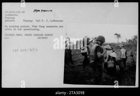 Gruppe von Verdächtigen aus Vietnam und Gefangenen, die während einer Routinepatrouille in Vietnam zur Vernehmung gebracht werden. Dieses Bild wurde am 30. Oktober 1969 von CPL P. J. LaBrecque fotografiert und zeigt einen kleinen Teil der militärischen Aktivitäten der USA während des Vietnamkriegs. Foto des Verteidigungsministeriums (Marine Corps). Stockfoto