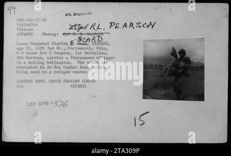 Vietnamesisches Dorf wird von Lance Corporal Charles E Soad, einem Aufklärer der C Kompanie, 1. Bataillon, 5. Marines, während einer Rettungsmission in Vietnam getragen. Die Frau wurde in eine Hoa-Kampfbasis evakuiert, bevor sie in ein Flüchtlingscenter gebracht wurde. Foto aufgenommen am 12. Februar 1970 von Epi B. R. Woodwan, Verteidigungsministerium (Marine Corps). Stockfoto