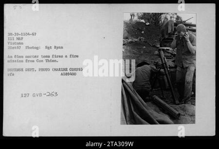 Ein 81-mm-Mörserteam startet eine Feuermission von Con Thien während des Vietnamkriegs. Das Foto vom 2. Oktober 1967 wurde von Sgt Ryan aufgenommen und ist Teil der Bildersammlung des 263. Marine Ground Bias Battalions. Stockfoto