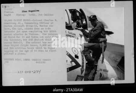 Colonel Charles B. Armstrong Jr., Befehlshaber der Marine Aircraft Group-12, Marine Air Base, Chu Lai, wird gesehen, wie er aus seinem A-6A Eindringjet klettert, nachdem er seine 200. Kampfmission in Vietnam beendet hat. Er ist ein Veteran des Zweiten Weltkriegs und Koreas mit über 10.000 Flugstunden, sowohl militärisch als auch zivil. Foto im August 1968. Stockfoto