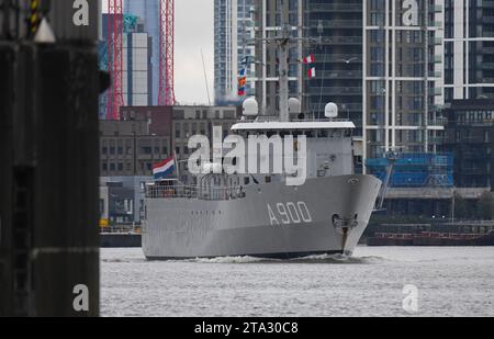 Das U-Boot-Unterstützungs- und Torpedorückgewinnungsschiff der Royal Netherlands Navy HNLMS Mercuur ist auf dem Bild zu sehen, das durch die Themse fährt Stockfoto