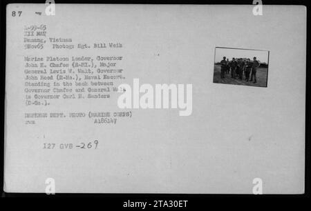 Offiziere und Beamte treffen sich am 9. November 1965 in da Nang, Vietnam, für ein Foto. Abgebildet sind Verteidigungsminister Robert McNamara, der spätere Präsident Richard Nixon und der Evangelist Billy Graham. Ebenfalls anwesend sind die Platoon Leader Herine, Gouverneur John E. Chafee, Major General Levis W. Walt, Gouverneur John Reed und Gouverneur Carl E. Sanders. Dieses Foto wurde von Sgt. Bill Weib aufgenommen und ist ein Foto des Verteidigungsministeriums (Marine Corps) mit der Referenznummer A186147 V 127 GVB-269. Stockfoto