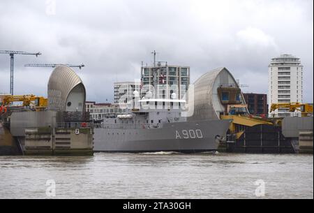 Das U-Boot-Unterstützungs- und Torpedorückgewinnungsschiff der Royal Netherlands Navy HNLMS Mercuur ist auf dem Bild zu sehen, das durch die Themse fährt Stockfoto