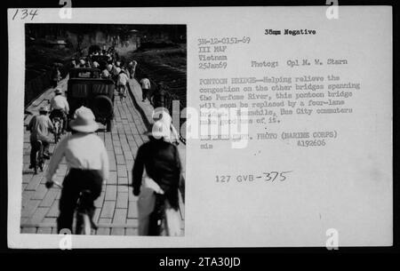 Vietnamesische Zivilisten nutzen am 25. Januar 1969 eine Pontonbrücke in Hue City. Diese Brücke wurde gebaut, um die Verkehrsstaus auf anderen Brücken über den Perfume River zu lindern. Sie wird in naher Zukunft durch eine vierspurige Brücke ersetzt. (Foto: CPL M. W. Starn, USMC, Verteidigungsministerium Foto, 4192606) Stockfoto