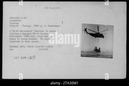Ein CH-53 Marine Helikopter hebt einen beschädigten CH-46 von HMM-161 ab, der am 31. Mai 1970 in Vietnam abstürzte. Es sind keine Verletzungen aufgetreten. Foto: CW03 A. Humphreys. Stockfoto