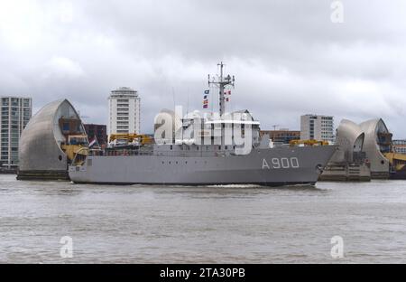 Das U-Boot-Unterstützungs- und Torpedorückgewinnungsschiff der Royal Netherlands Navy HNLMS Mercuur ist auf dem Bild zu sehen, das durch die Themse fährt Stockfoto