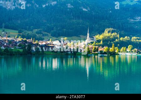 Schweizer Dorf Lungern mit traditionellen Häusern, alte Kirche Alter Kirchturm am schönen smaragdgrünen Lungerersee, Kanton Obwalden Schweiz Stockfoto